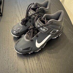 Nike Kids Sneaker shoes for baseball or soccer in Black and White